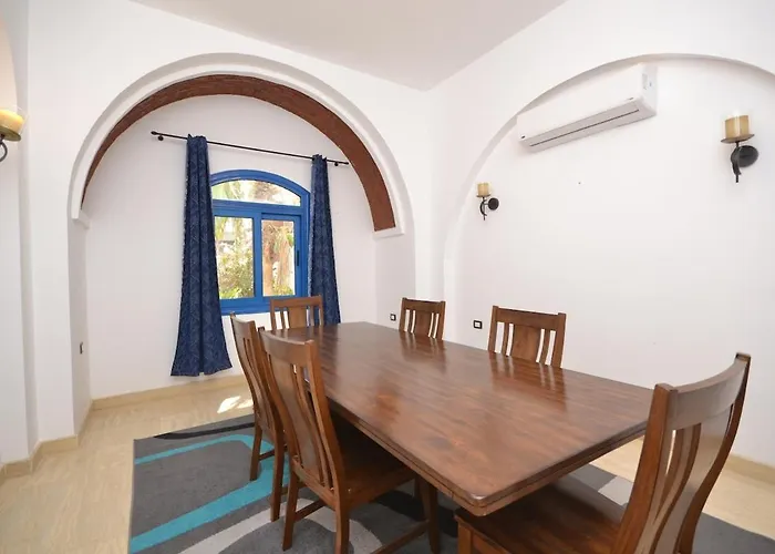 Luxury 4 Bedroom For Rent In Amaros Apartment *